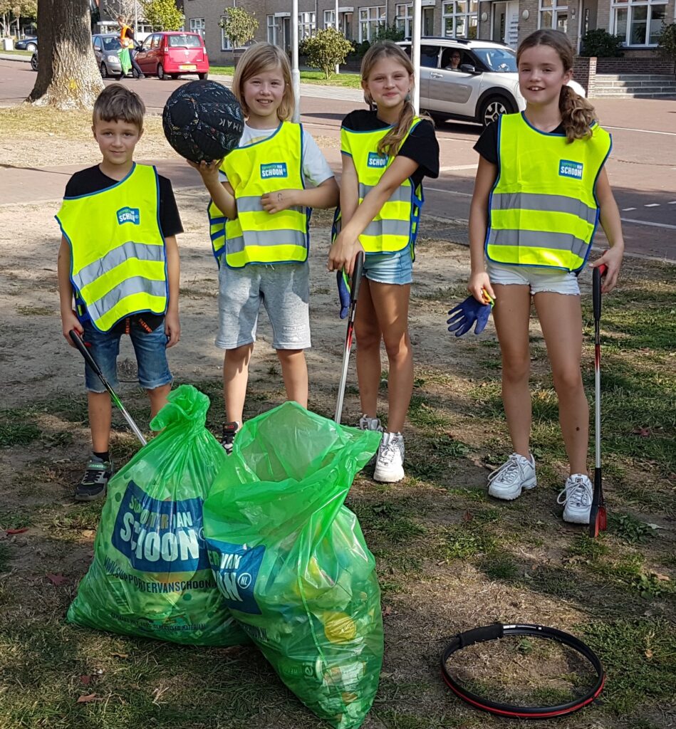 Vier van de trekkers van Duurzaam Craneveer Junior tijdens World Cleanup Day in september 2020